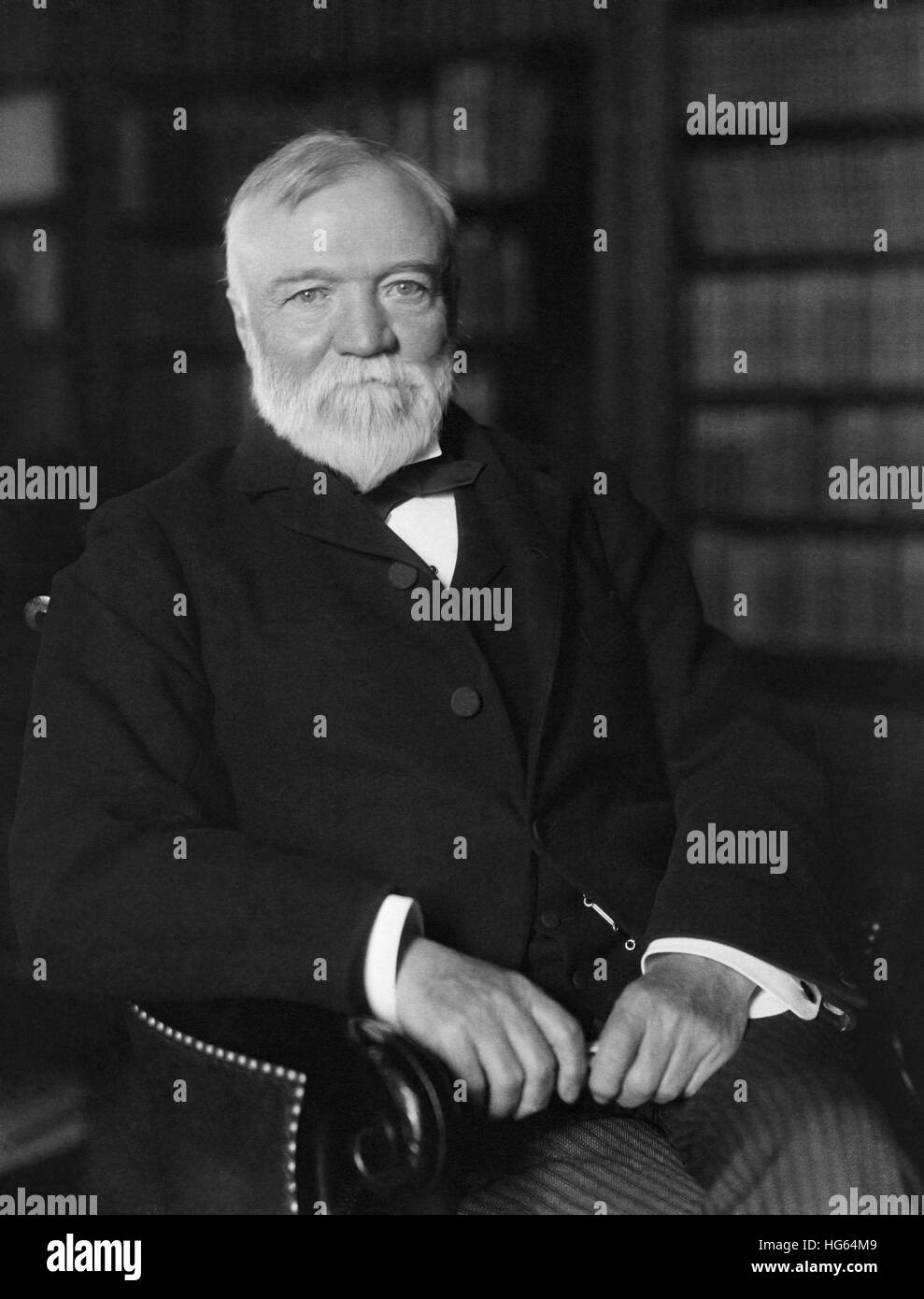 Porträt von Andrew Carnegie sitzen in einer Bibliothek. Stockfoto