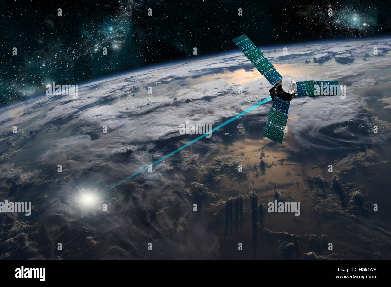 Ein Satellit eine Energiewaffe auf ein Ziel auf der Erde auslösen. Stockfoto
