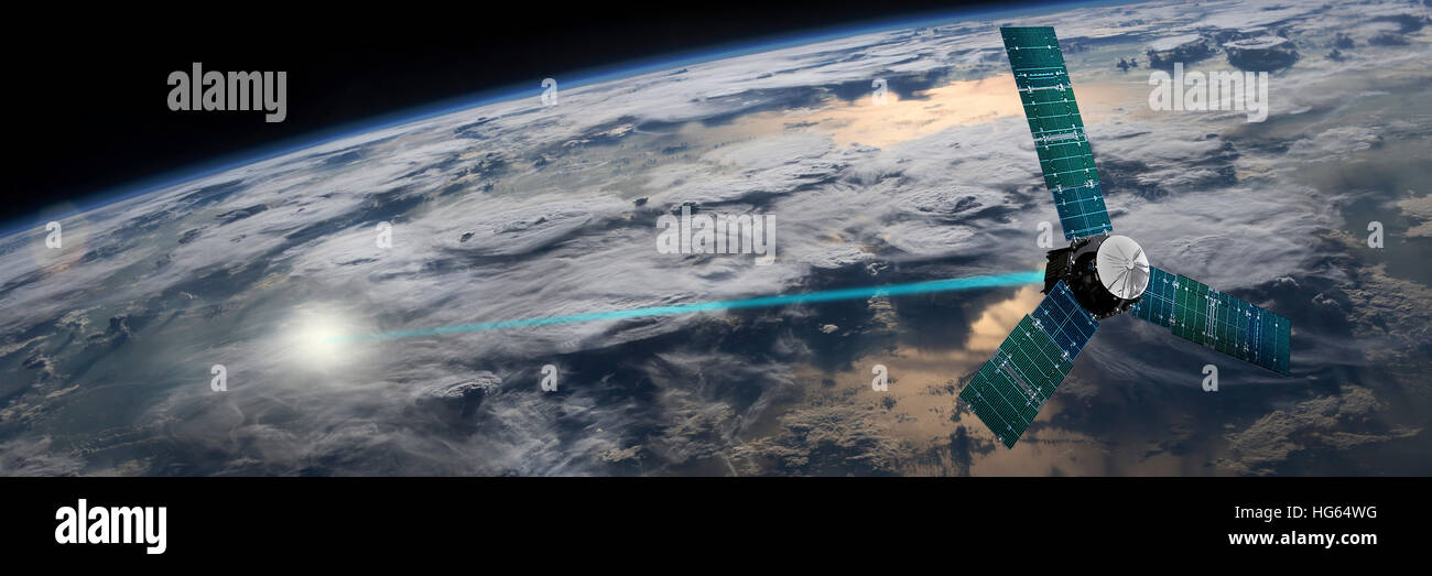 Ein Satellit eine Energiewaffe auf ein Ziel auf der Erde auslösen. Stockfoto