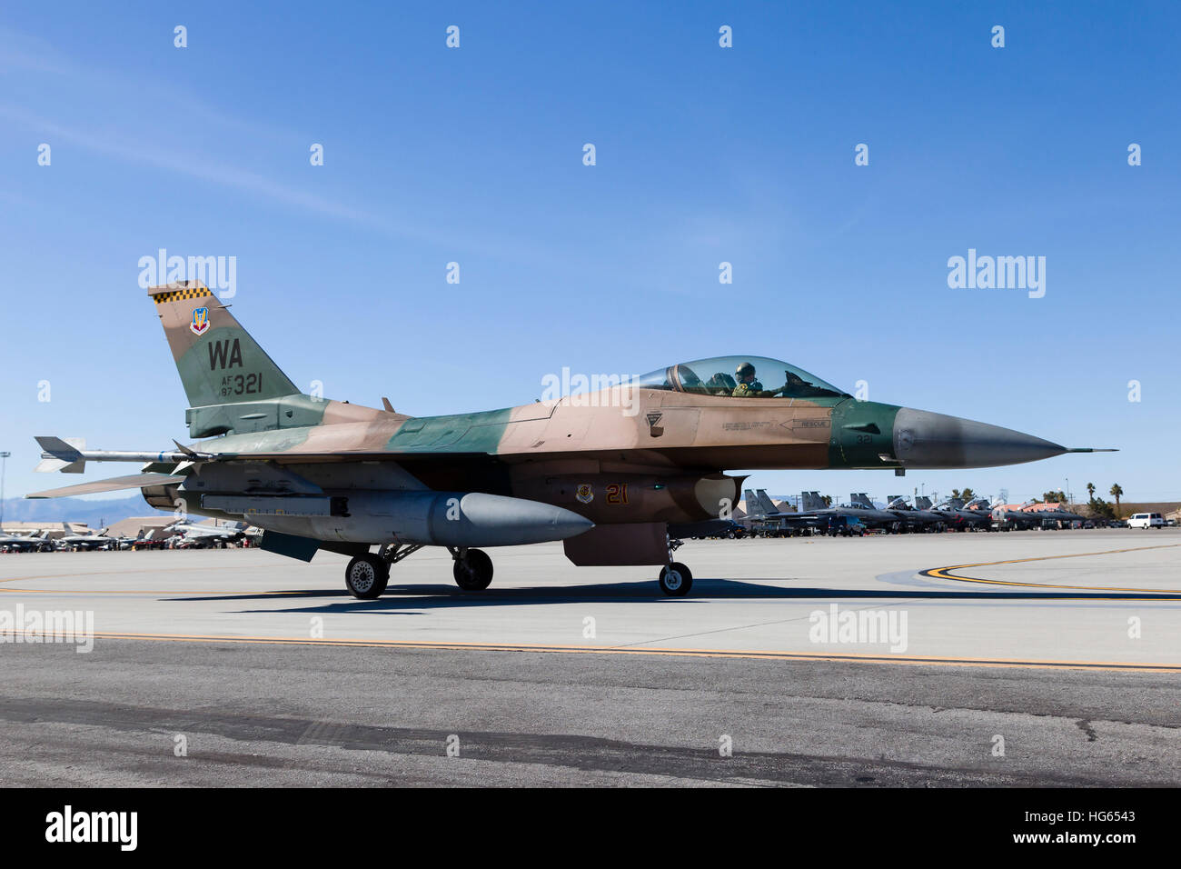 Ein Angreifer f-16 Fighting Falcon der US Air Force auf Nellis Air Force Base. Stockfoto