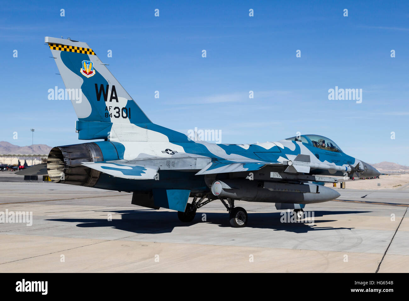 Ein Angreifer f-16 Fighting Falcon der US Air Force auf Nellis Air Force Base. Stockfoto