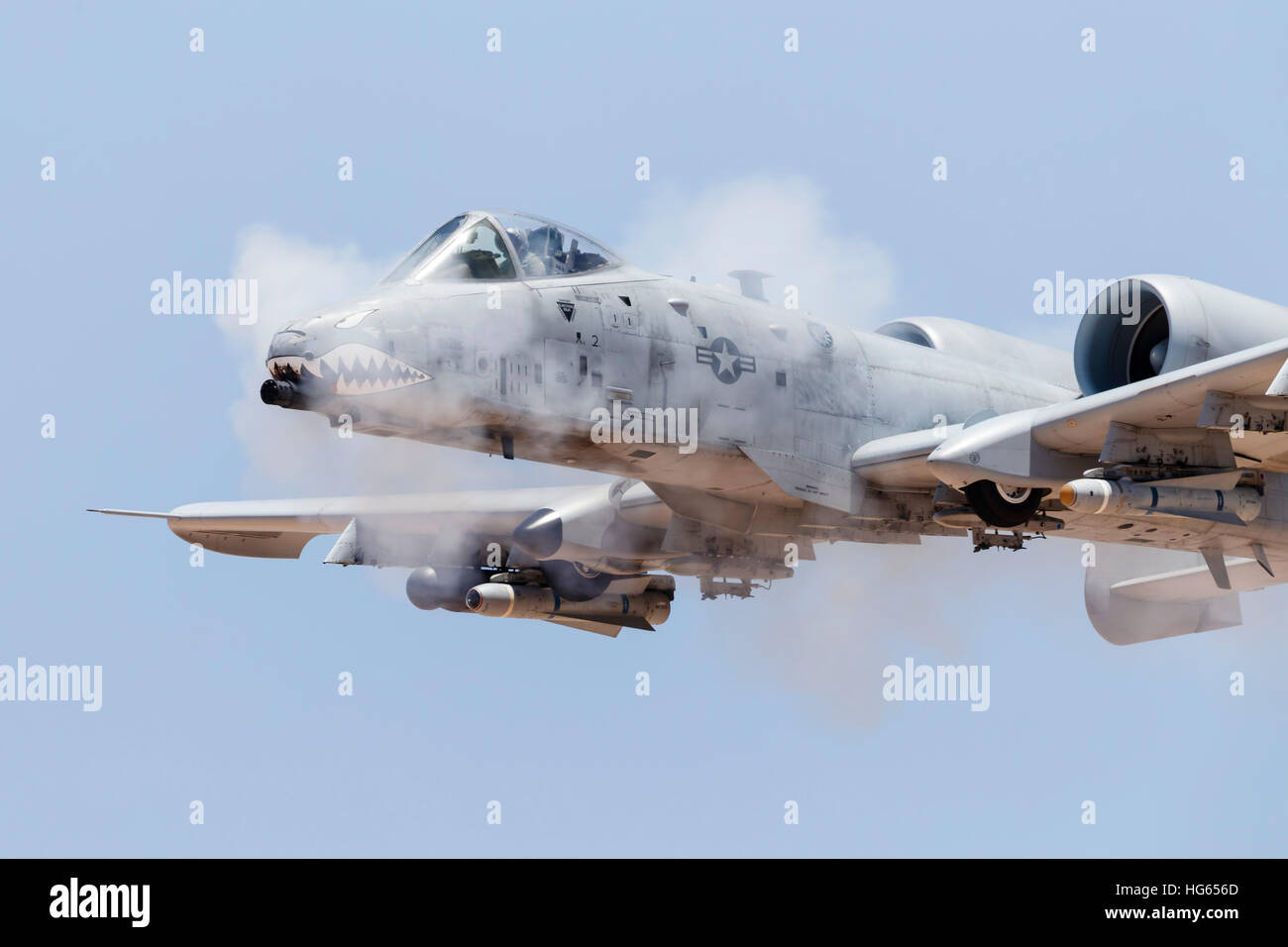 Ein US-Air Force a-10 Thunderbolt II feuert seine 30-mm-Geschütz auf ein Sperrfeuer Ziel. Stockfoto