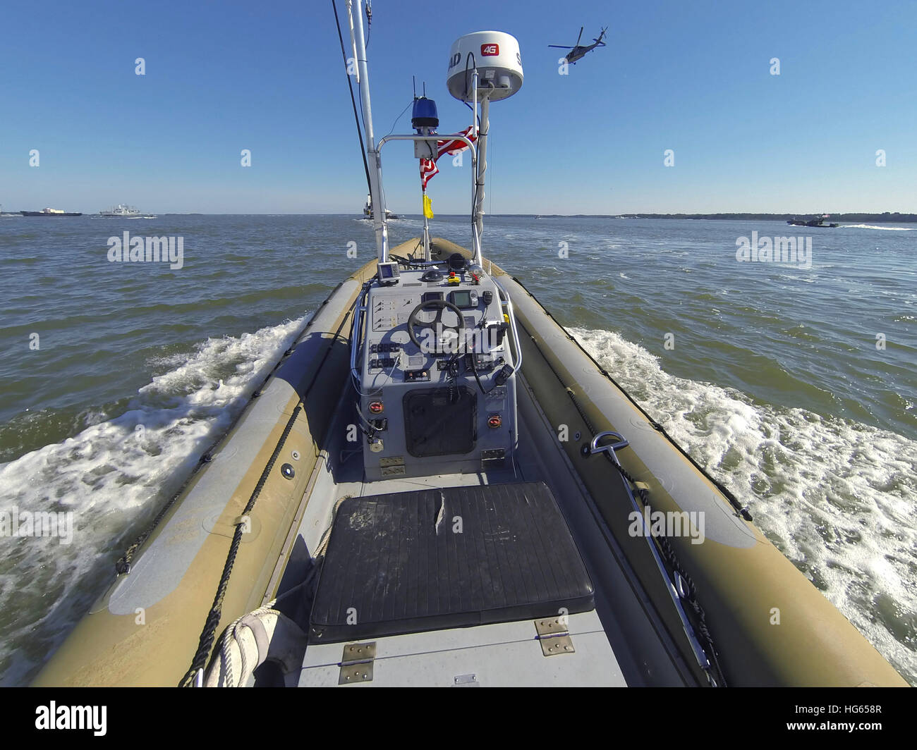 14. August 2014 - arbeitet ein unbemanntes sieben Meter Festrumpf Schlauchboot autonom auf dem James River in Newport News, Virginia. Während de Stockfoto