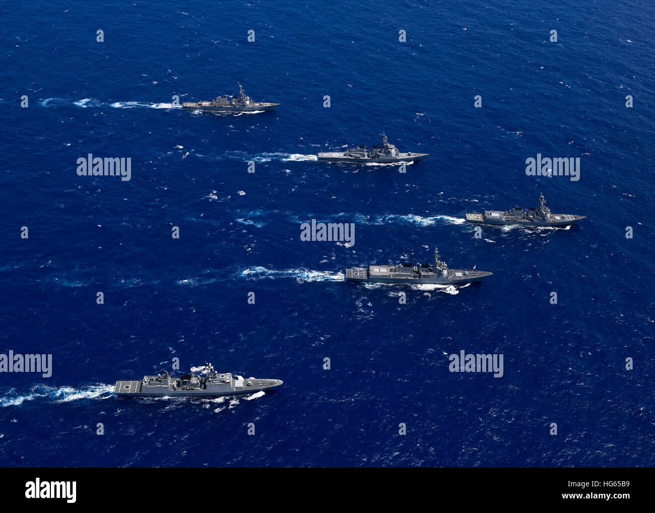 Bildung von Kriegsschiffen aus der US-Marine, ROK Marine und Japan Maritime Self Defense Force. Stockfoto