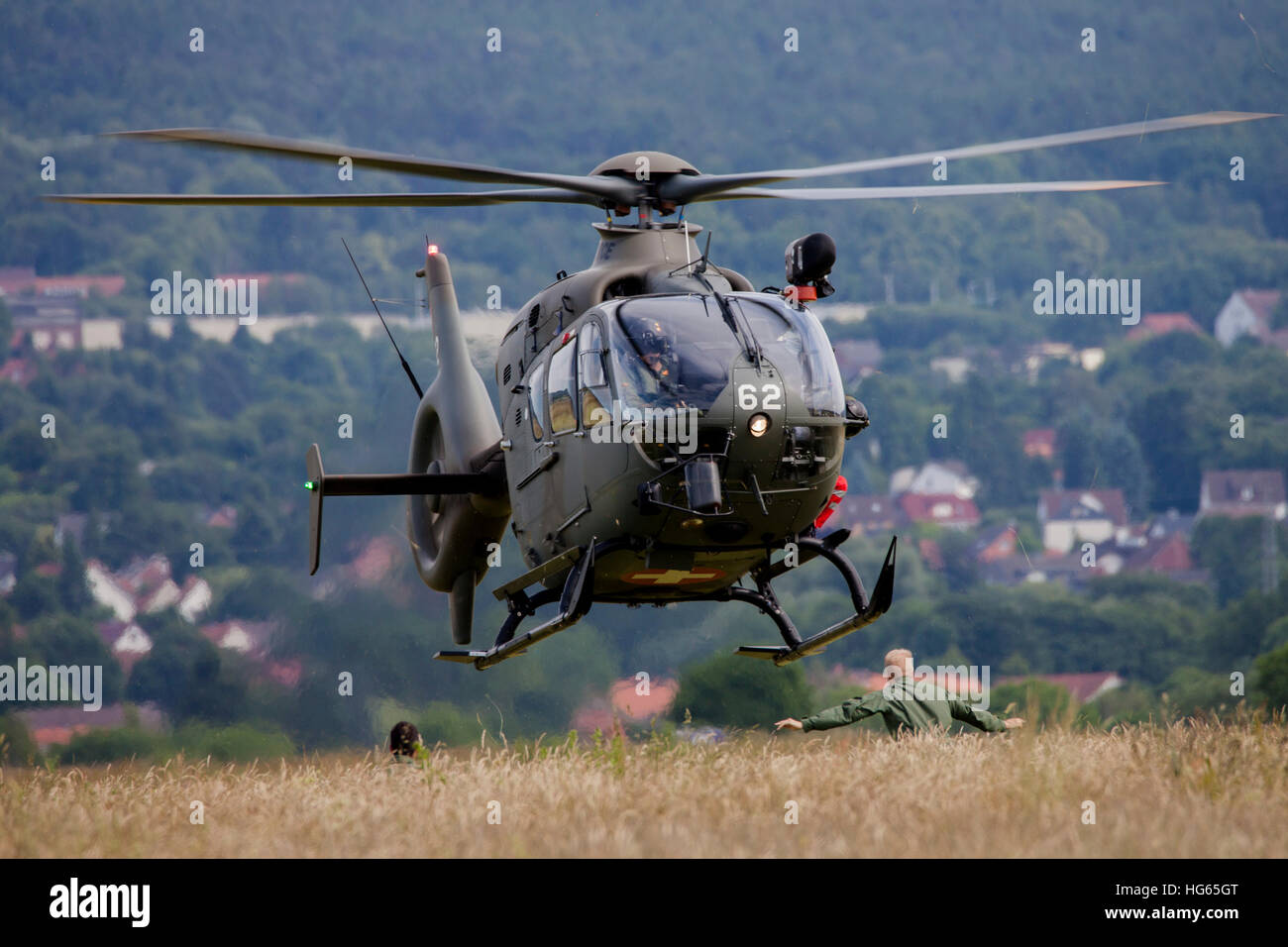 Schweizer Luftwaffe EC-635 Hubschrauberlandeplätze in einem Feld. Stockfoto