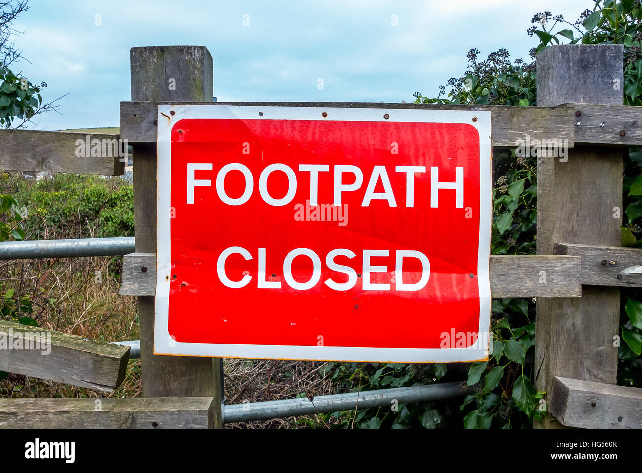 Ein Wanderweg geschlossen Zeichen in der Landschaft von Cornwall Stockfoto