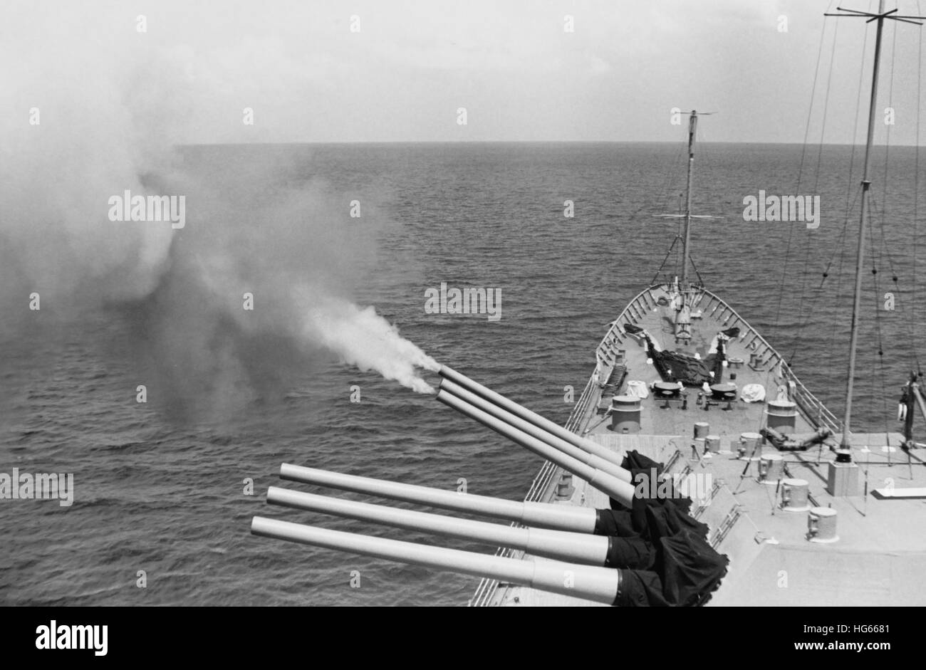 USS Boston dreifach Geschützturm feuert auf Nord-Vietnamesen Ziele, Operation Sea Dragon, 1968. Stockfoto