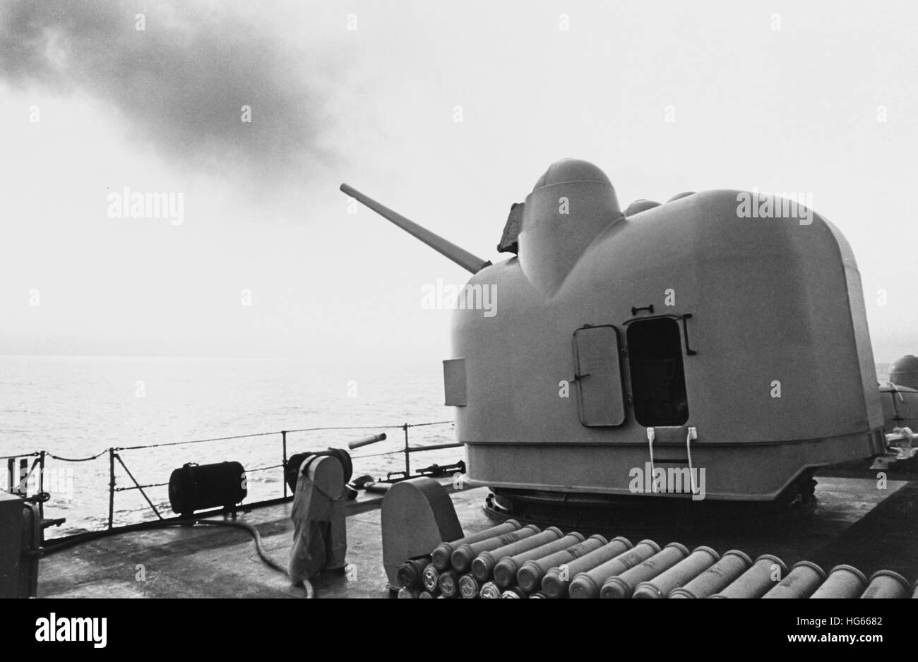 USS Turner Joy Abfeuern eines seiner Mark 42 Gewehr Reittiere, Vietnamkrieg, 1968. Stockfoto