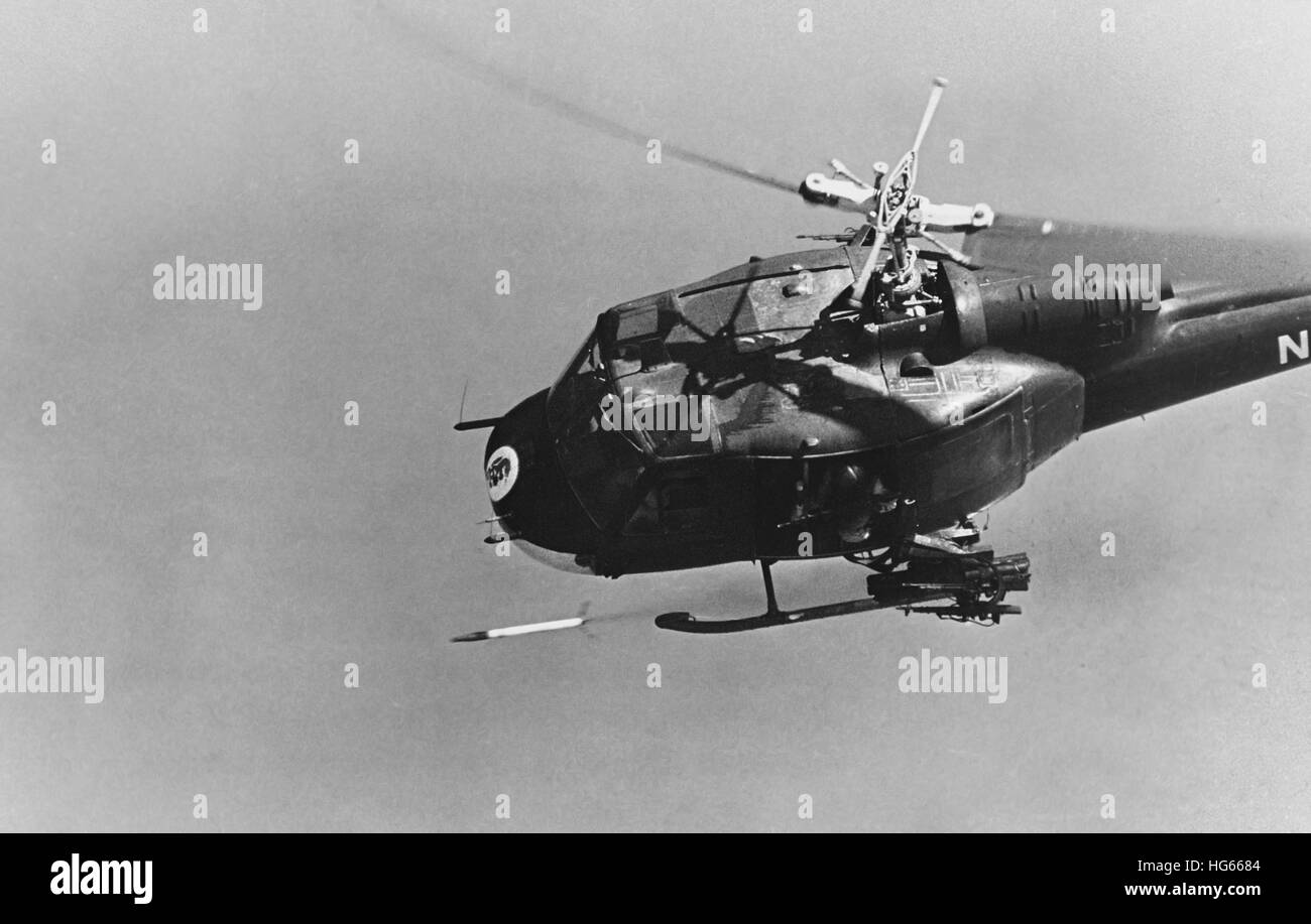 Ein UH-1-Kampfhubschrauber feuert eine 2,75-Zoll-Rakete, Vietnamkrieg, 1969. Stockfoto