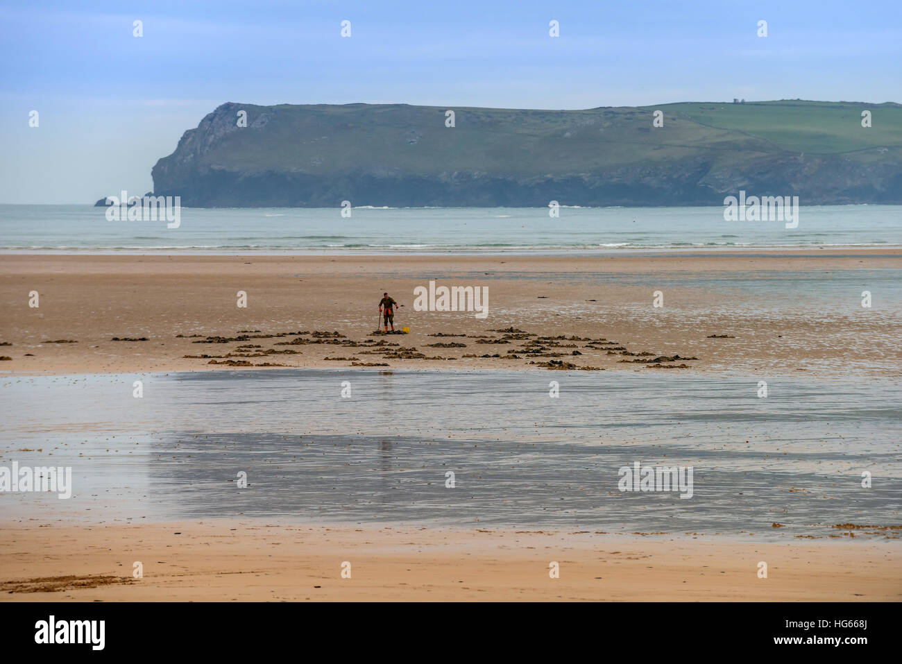 Ein Mann auf der Suche nach Köder bei Ebbe in der Mündung des Flusses Camel in der Nähe von Padstow Stockfoto