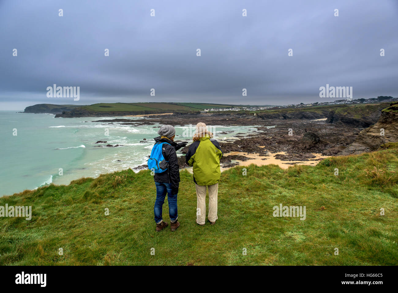 Zwei Frauen blicken über die Bucht von Newtrain in Trevone, Cornwall Stockfoto