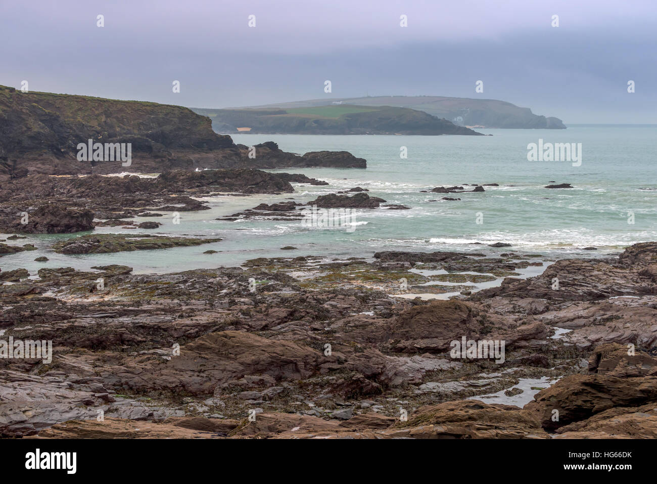 Blick über die Bucht von Newtrain in Trevone, Cornwall Stockfoto