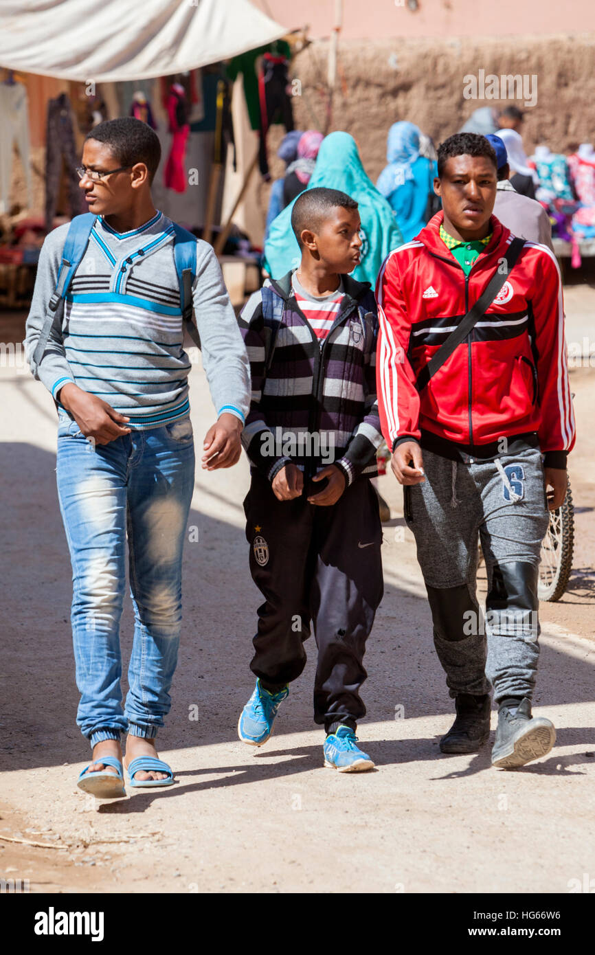 Elkhorbat, Marokko.  Junge Afro-Berber Männer zu Fuß auf dem Markt. Stockfoto