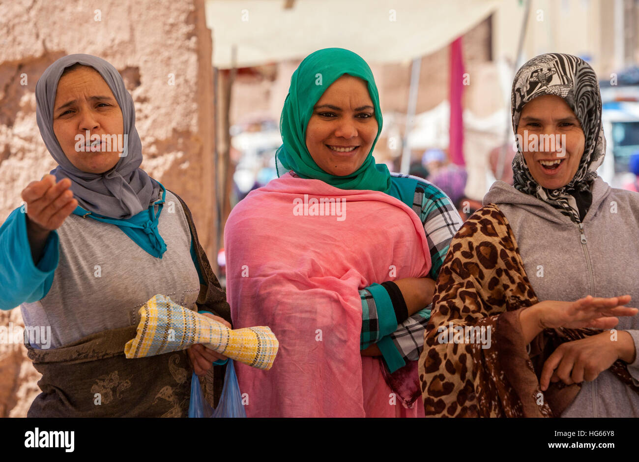 Elkhorbat, Marokko.  Drei Berberfrauen auf dem Markt. Stockfoto