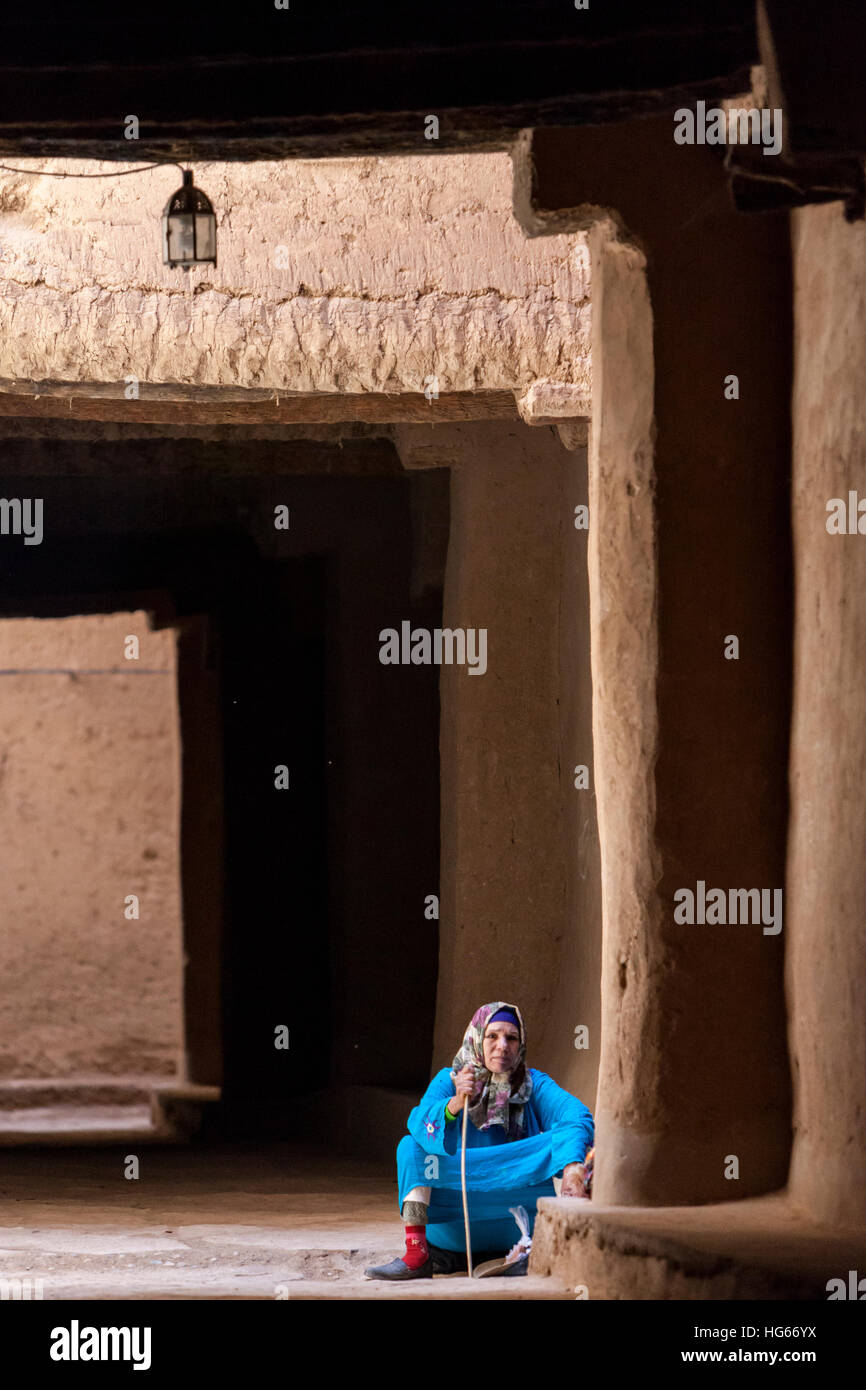 Ksar Elkhorbat, Marokko.  Amazigh Berber Frau ruht im Durchgang von der Kasbah. Stockfoto