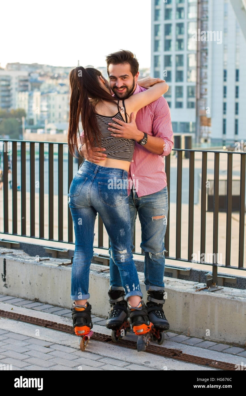 Paar auf Inline-Skates umarmt. Stockfoto