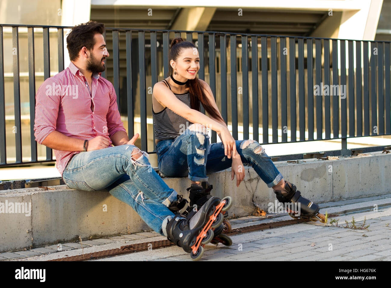Paar auf Inline-Skates sitzen. Stockfoto
