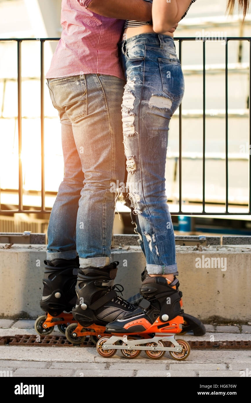 Paares Beine auf Inline-Skates. Stockfoto