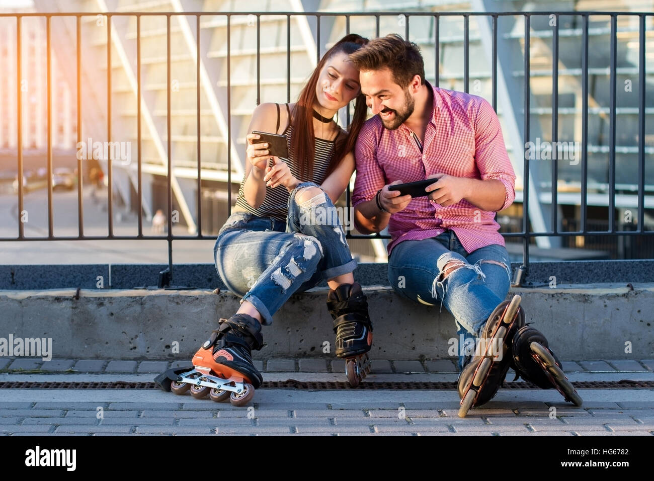 Paar halten Handys. Stockfoto