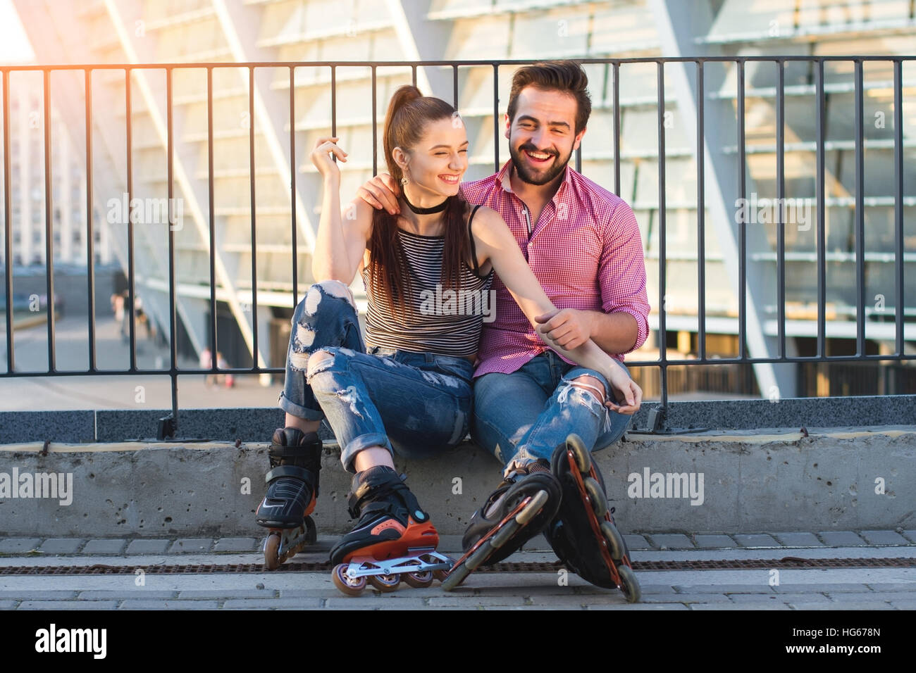 Junges Paar auf Rollerblades lächelnd. Stockfoto
