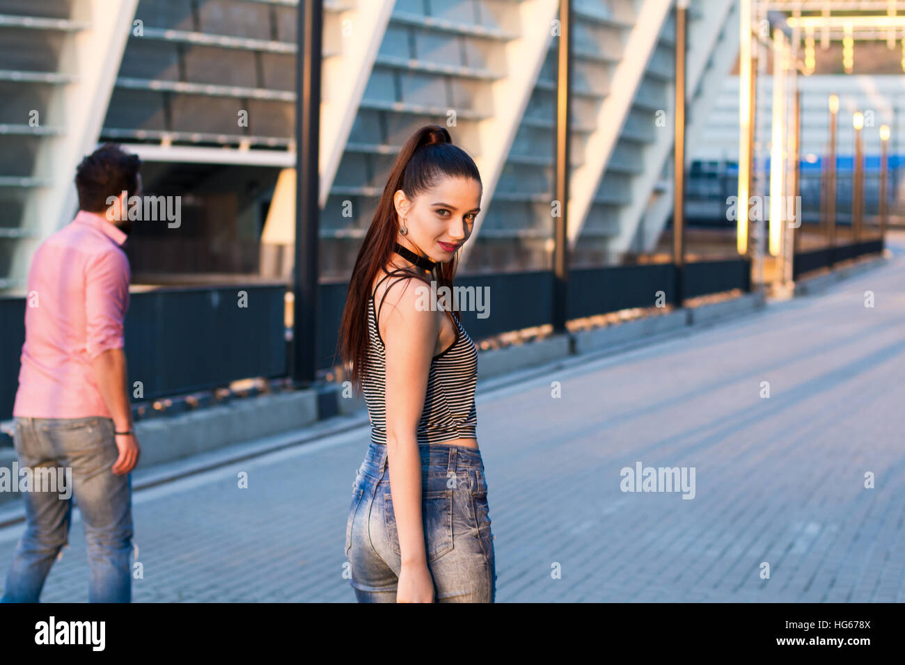 Junge Frau im städtischen Hintergrund. Stockfoto