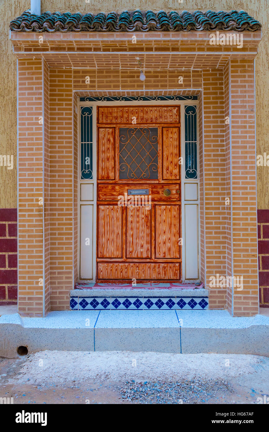 Ksar Elkhorbat, Marokko.  Tür zu einem modernen Haus. Stockfoto