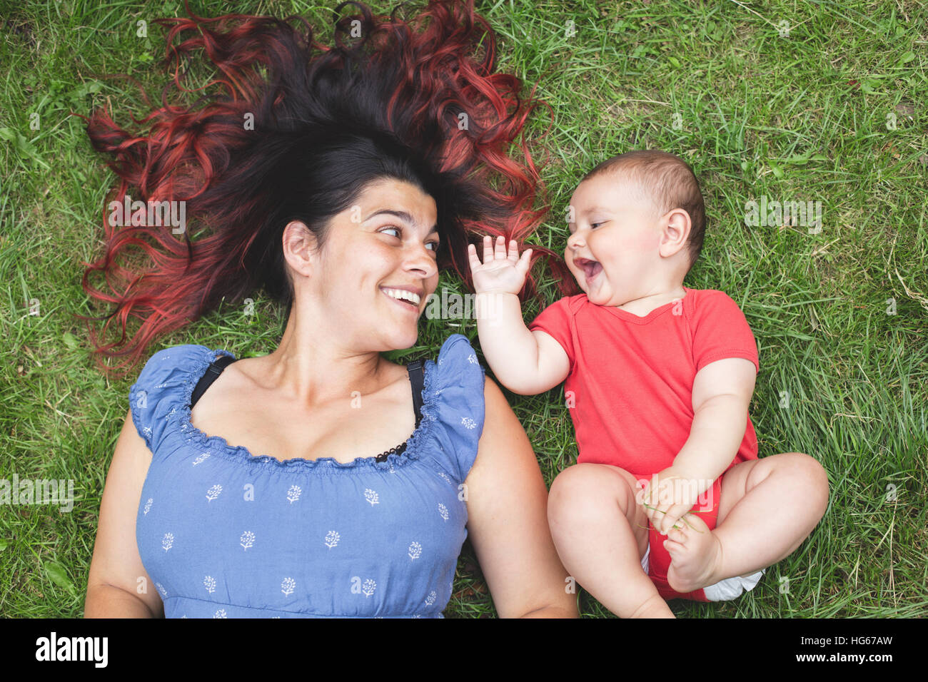 Overhead Schuss einer Mutter mit ihrem Baby Sohn auf dem Rasen kleben Stockfoto