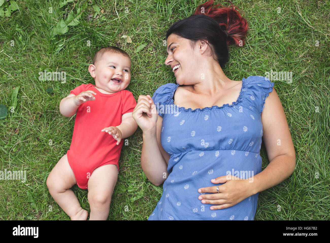 Overhead Schuss einer Mutter mit ihrem Baby Sohn auf dem Rasen kleben Stockfoto