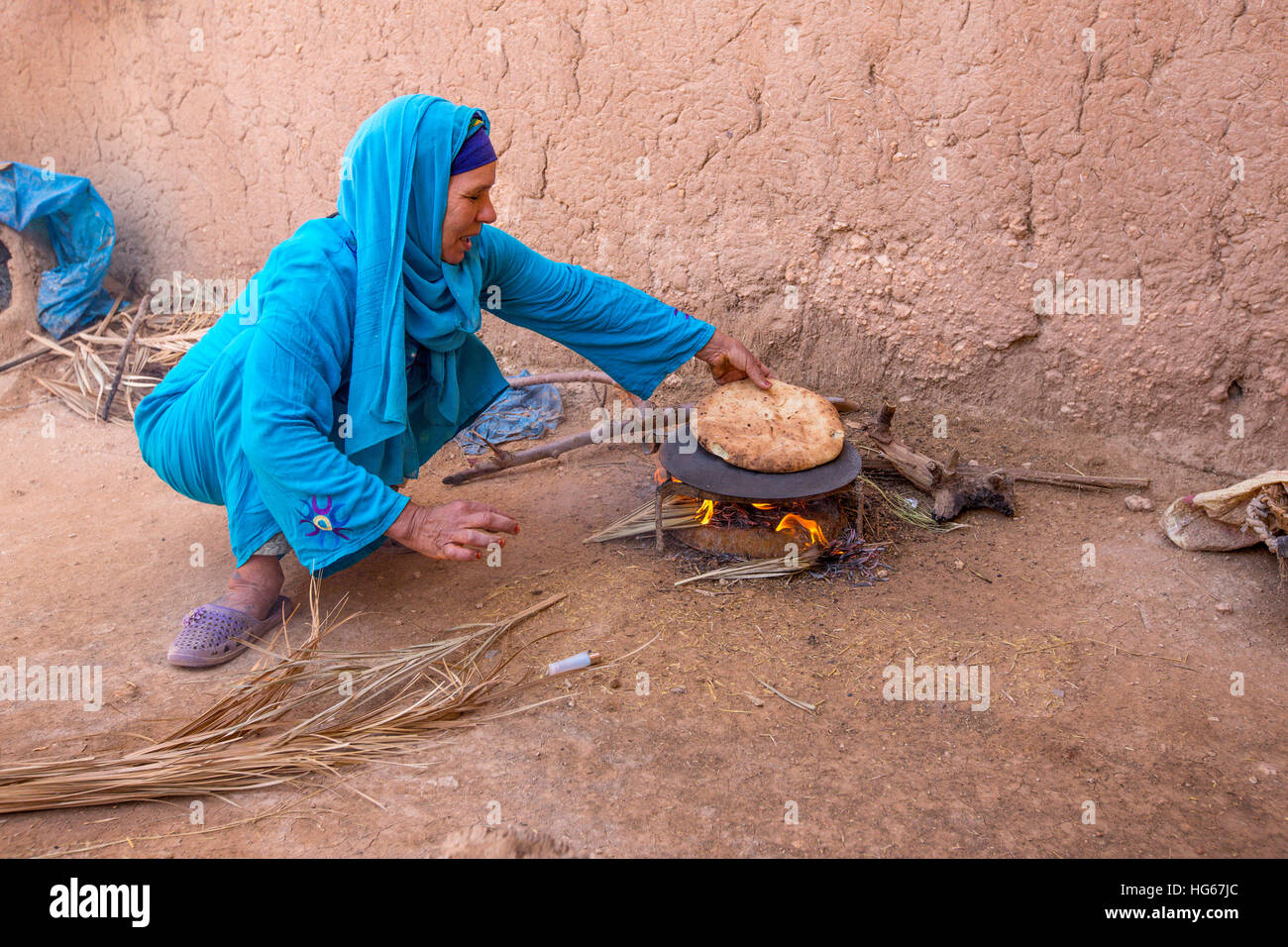 Ksar Elkhorbat, Marokko.  Amazigh Berber Frau backen Brot. Stockfoto