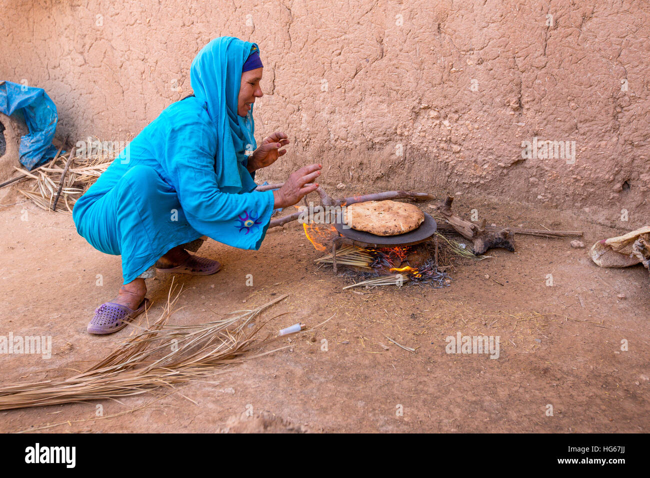 Ksar Elkhorbat, Marokko.  Amazigh Berber Frau backen Brot. Stockfoto