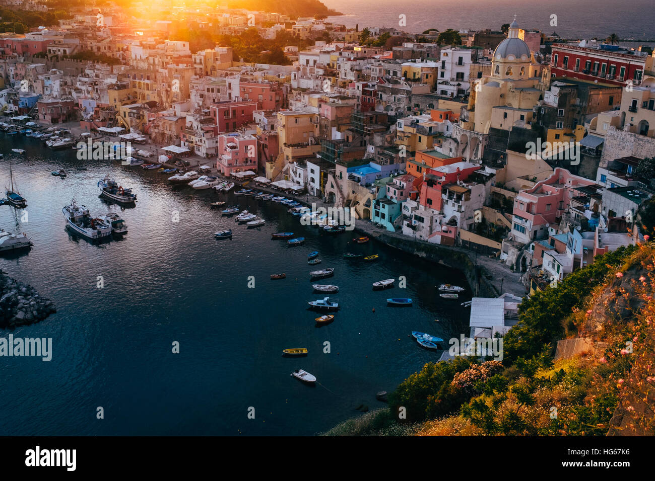 Einen dramatischen Sonnenuntergang über der Insel Procida, Italien, in der Bucht von Neapel Stockfoto