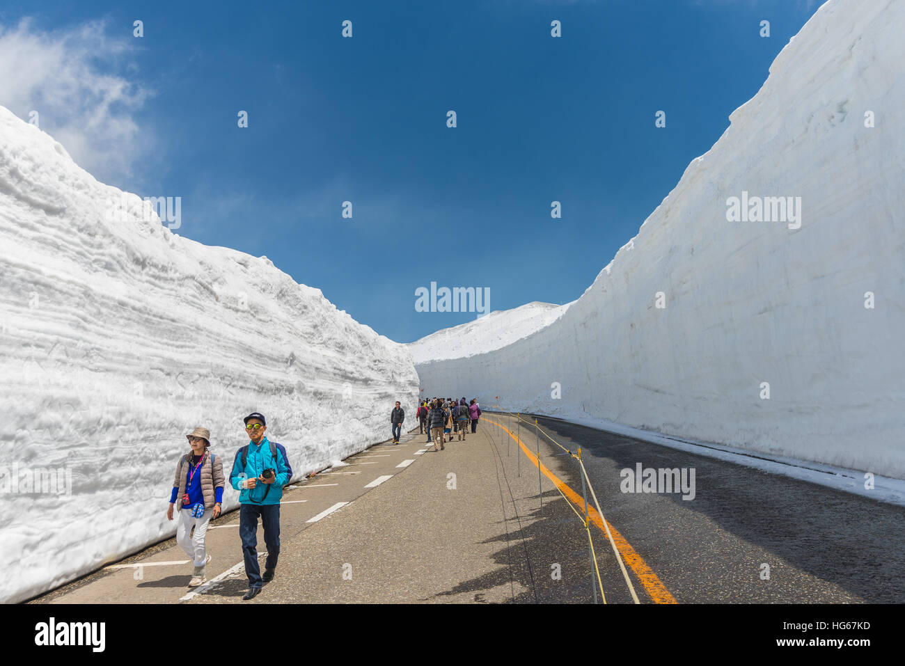 Tateyama, Japan - 2. Mai 2014: Unidentified Touristen Spaziergang entlang Schnee Korridor auf Tateyama Kurobe Alpine Route, japanische Alp in Tateyama, Japan Stockfoto