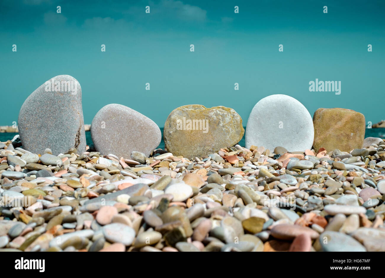 Kieselsteine stehen vor den Himmel in einen Kieselstrand Stockfoto