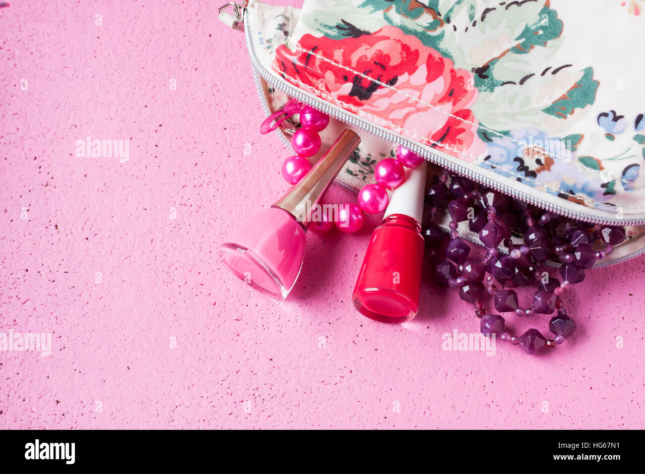 Nagellack und Halskette in einem Beutel Stockfoto