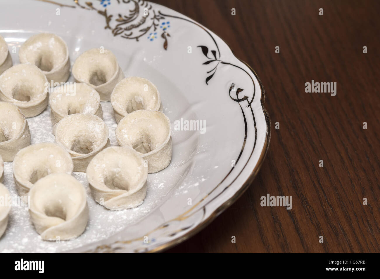 Hausgemachte ungekocht Uszka traditionelle ukrainische Teigtaschen gefüllt mit Pilzen zu Weihnachten Stockfoto