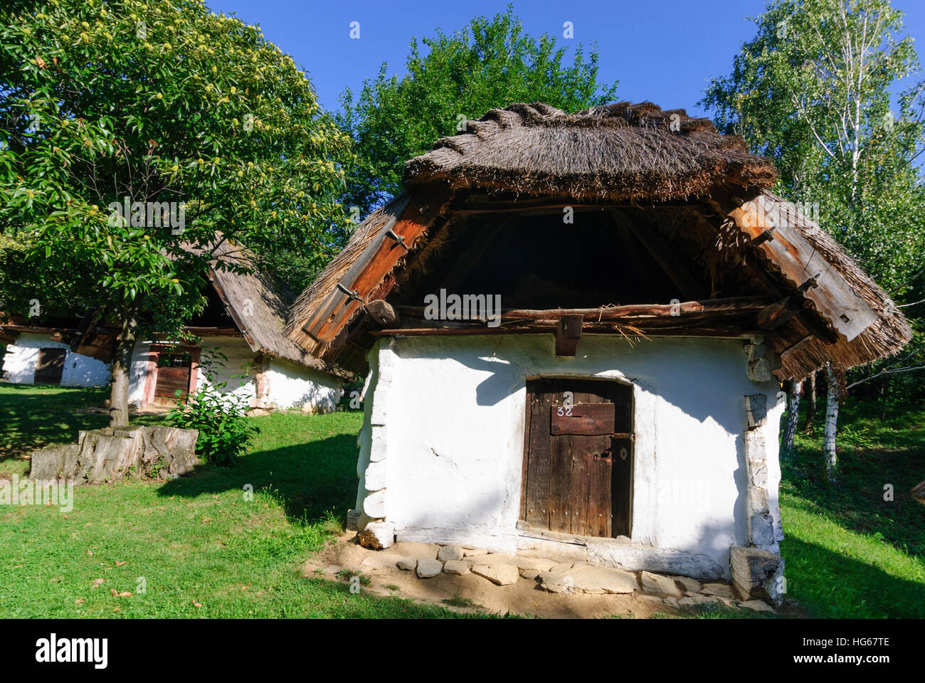 Cak (Zackenbach): Keller Häuser, früher für die Lagerung von Wein und Kastanien Bäume im Naturpark Geschriebenstein-Irottkö mit der Günser Stockfoto