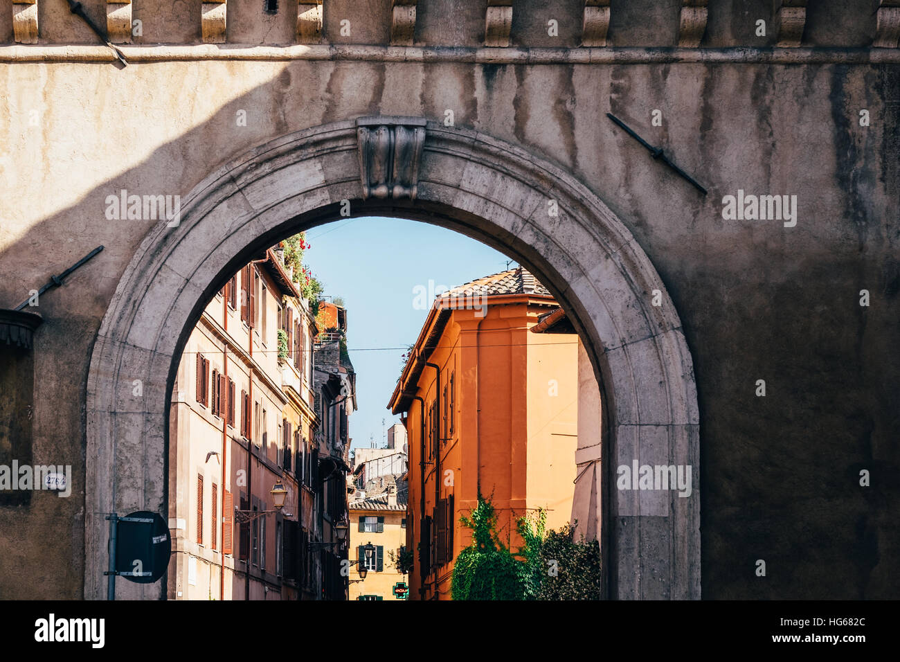Eine gewölbte Tor über eine Straße im Stadtteil Trastevere von Rom, Italien Stockfoto
