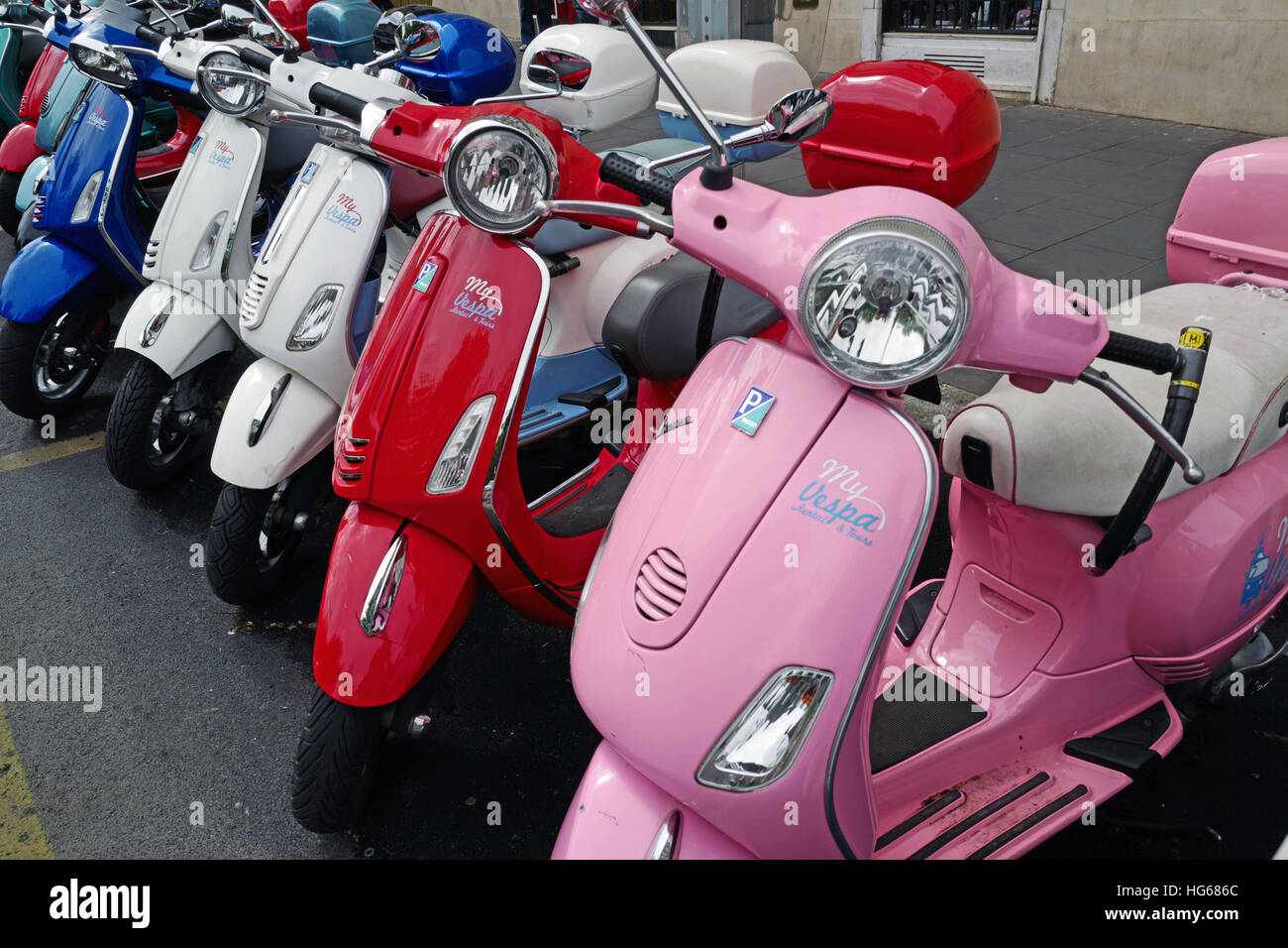 Vespa Motorrad geparkt in Rom Stockfoto