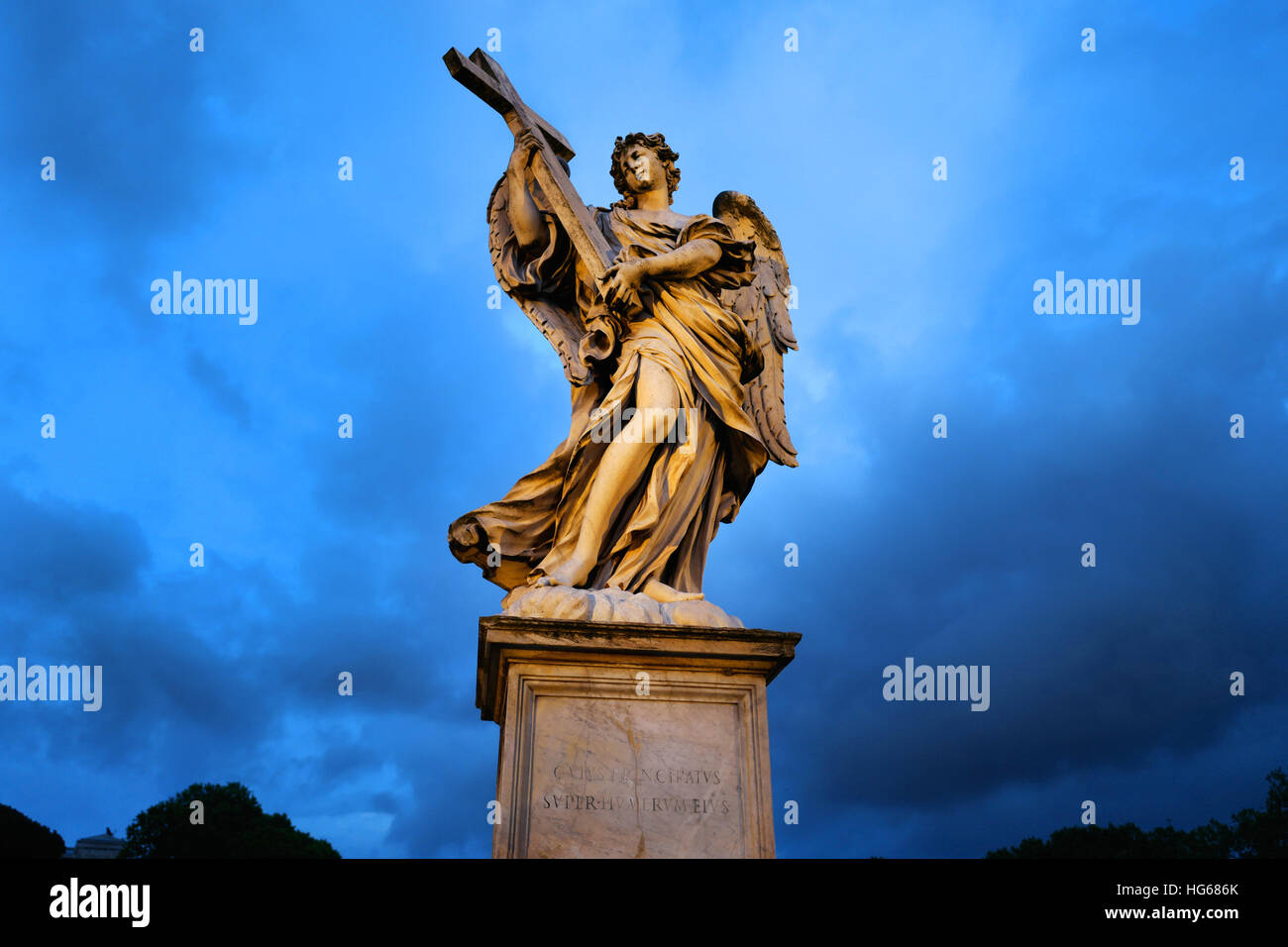 Engelsstatue an einem Fluss in Rom Stockfoto