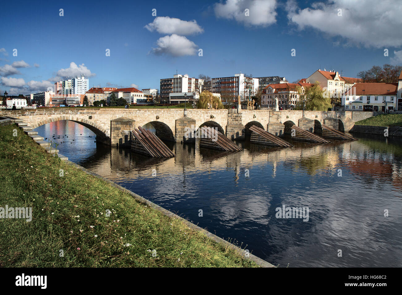 älteste gotische Brücke in der Tschechischen Republik, Fluss Otava, Statuen, das nationale Kulturerbe, Bogen, gewölbt, blauer Himmel, Gebäude Stockfoto