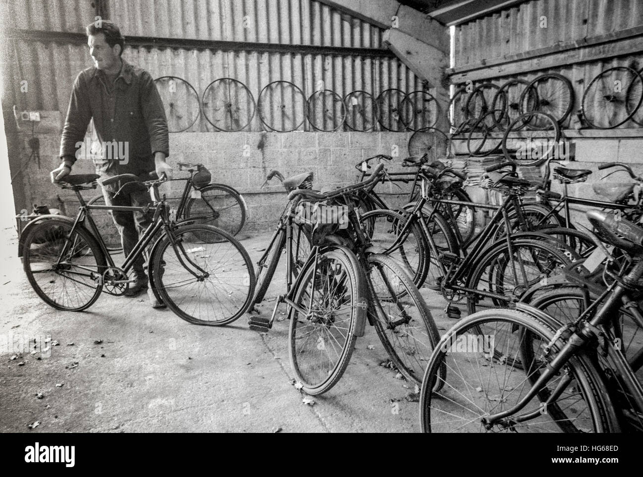 Tom Bissett in einer Scheune auf der Farm seines Vaters, wo sie vor kurzem zweiundzwanzig aufgedeckt hatte aus der Vorkriegszeit Fahrräder in einwandfreiem Zustand Stockfoto