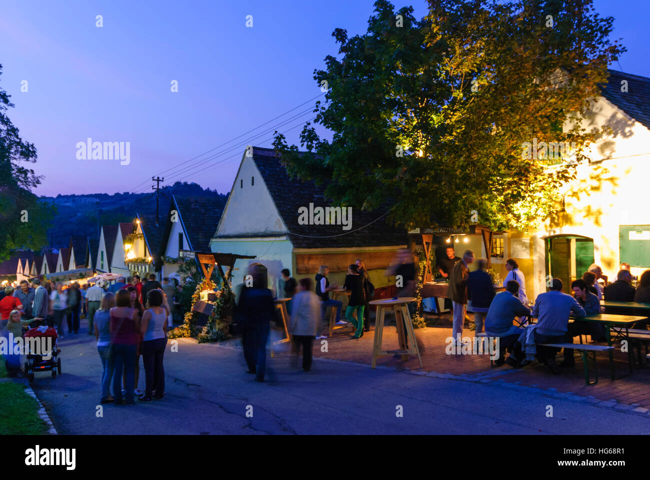 Falkenstein: Kellergasse (Bahn mit Weinkellern auf einer oder beiden Seiten) Galgenberg mit Weinfelder, Wein Festivalparty, Weinviertel, Niederösterreich Stockfoto