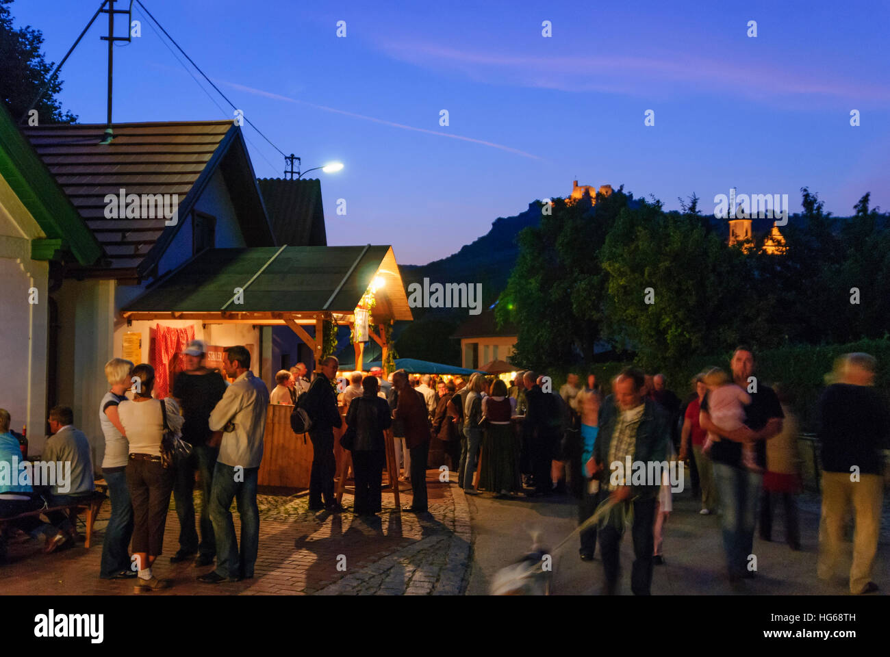 Falkenstein: Kellergasse (Bahn mit Weinkellern auf einer oder beiden Seiten) Galgenberg mit Weinfelder, Wein Festivalparty, Weinviertel, Niederösterreich Stockfoto