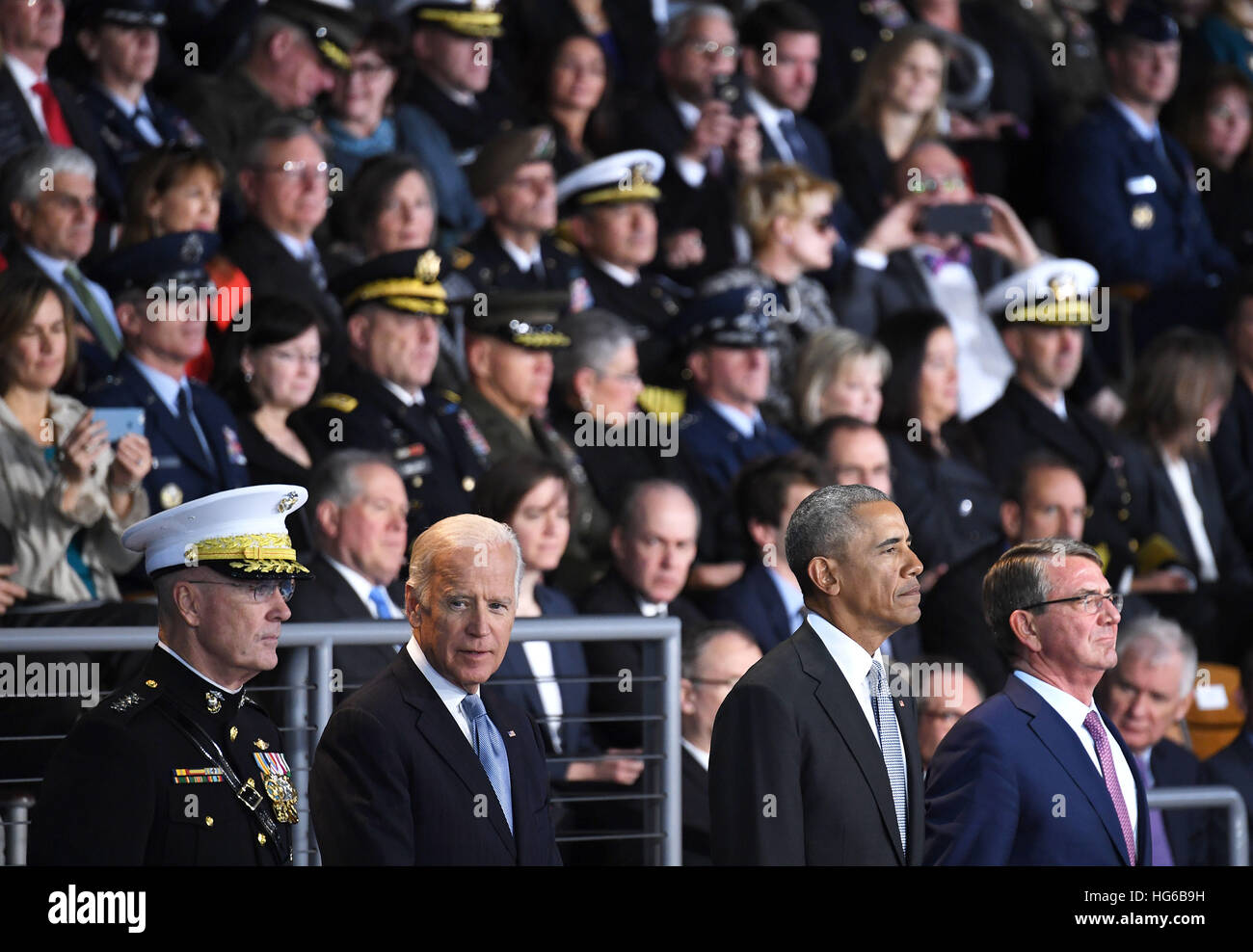 Washington, DC, USA. 4. Januar 2017. US-Präsident Barack Obama(2nd R), Vice President Joe Biden(2nd L), Joint Chiefs Chairman General Joseph Dunford(1st L) und Verteidigungsminister Ash Carter(1st R), besuchen eine bewaffnete Kräfte voll Ehre Abschiedszeremonie für den Präsidenten auf gemeinsamer Basis Myer-Henderson in Washington, DC, USA am 4. Januar 2017. © Yin Bogu/Xinhua/Alamy Live-Nachrichten Stockfoto