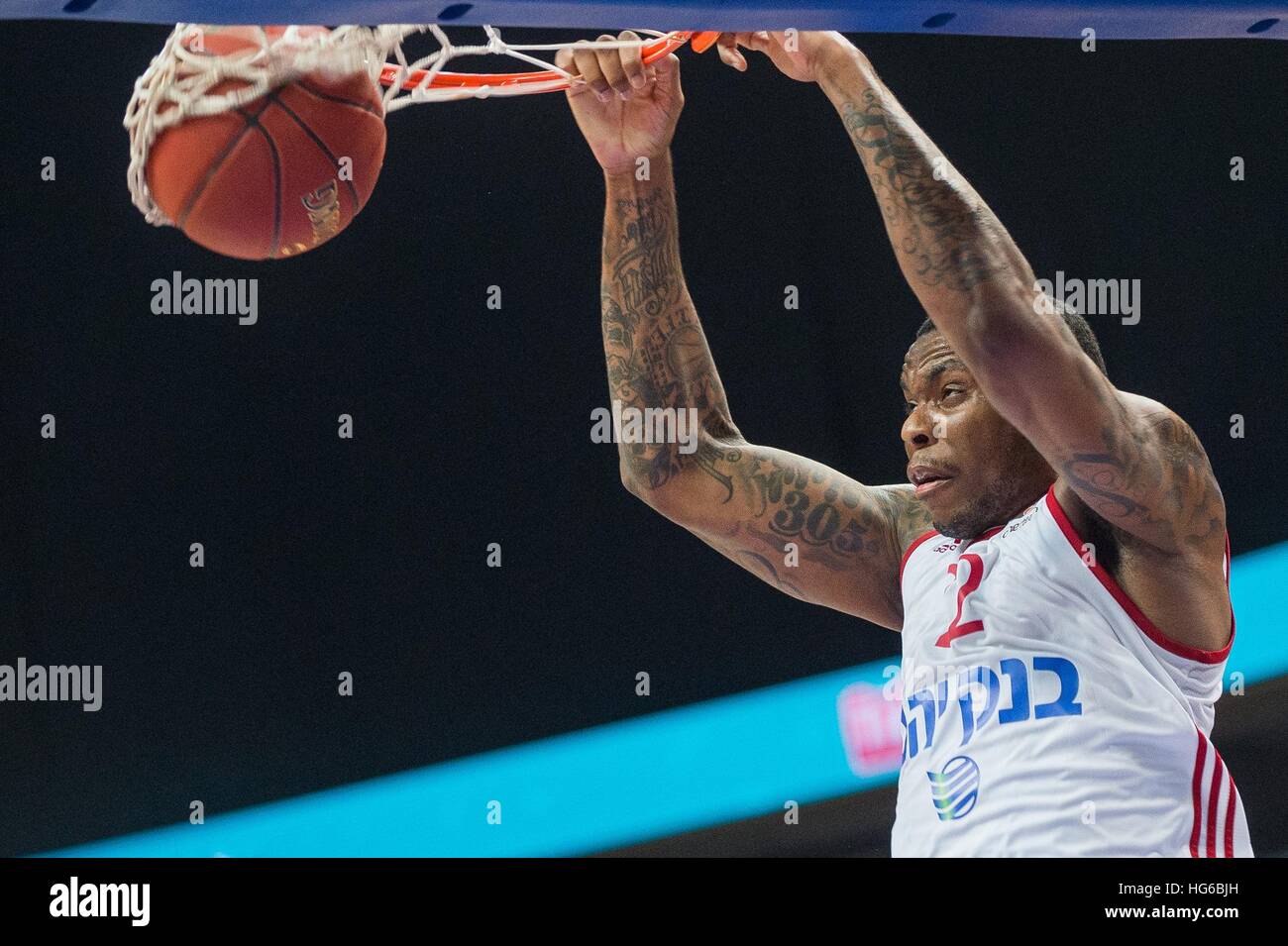 Vilnius, Litauen. 4. Januar 2017. Jerome Dysons Israels Hapoel Bank Yahav Jerusalems knallt Dunk in der 2016/2017 EuroCup regular Season match zwischen Litauens Lietuvos Rytas Vilnius und Israels Hapoel Bank Yahav Jerusalem in Vilnius, Litauen, 4. Januar 2017. Lietuvos Rytas Vilnius verlor 76-80. © Alfredas Pliadis/Xinhua/Alamy Live-Nachrichten Stockfoto