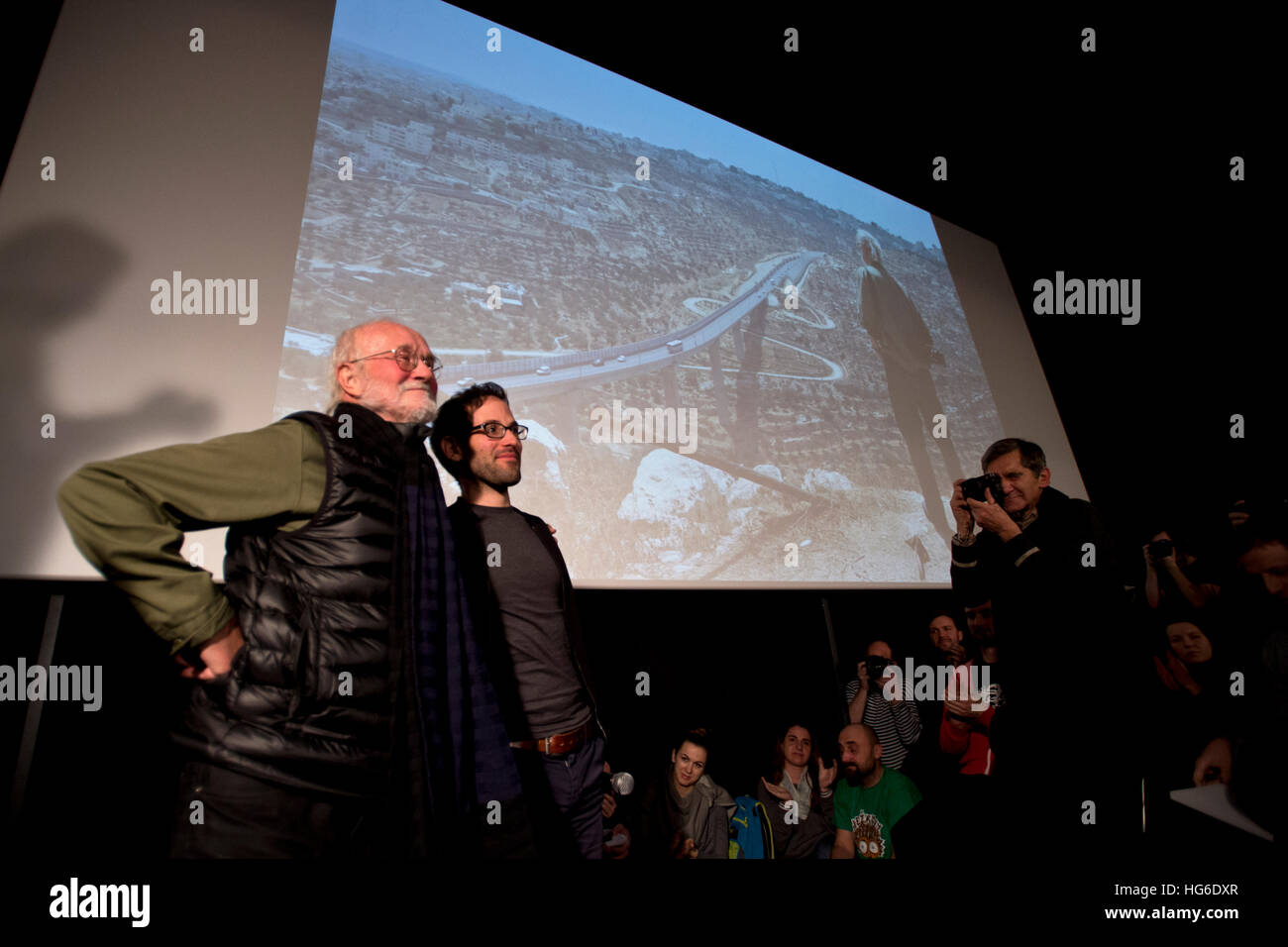 Prag, Tschechische Republik. 4. Januar 2017. Berühmte tschechische Fotograf Josef Koudelka, links, und der israelische Regisseur Gilad Baram diskutieren mit Zuschauern nach der Premiere des Films Koudelka schießen Heilige Land in der Prager Kino Kino Pilotu, Tschechische Republik, 4. Januar 2017. © Michal Kamaryt/CTK Foto/Alamy Live-Nachrichten Stockfoto