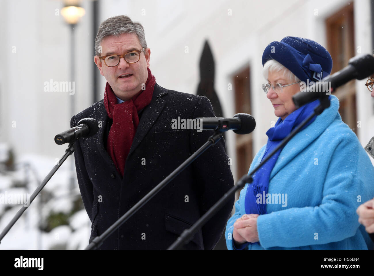 Seeon, Deutschland. 5. Januar 2017. Der britische EU-Kommissar für Sicherheit Julian King und Gerda Hasselfeldt, der stellvertretende Vorsitzende der Fraktion der CSU, sprechen Sie mit der Presse vor einer geschlossenen Wintermeeting in Seeon, Deutschland, 5. Januar 2017. Im Mittelpunkt der dreitägigen Konferenz steht des Themas Sicherheit in der EU mit Bezug auf terroristische Bedrohungen. Foto: Tobias Hase/Dpa/Alamy Live News Stockfoto
