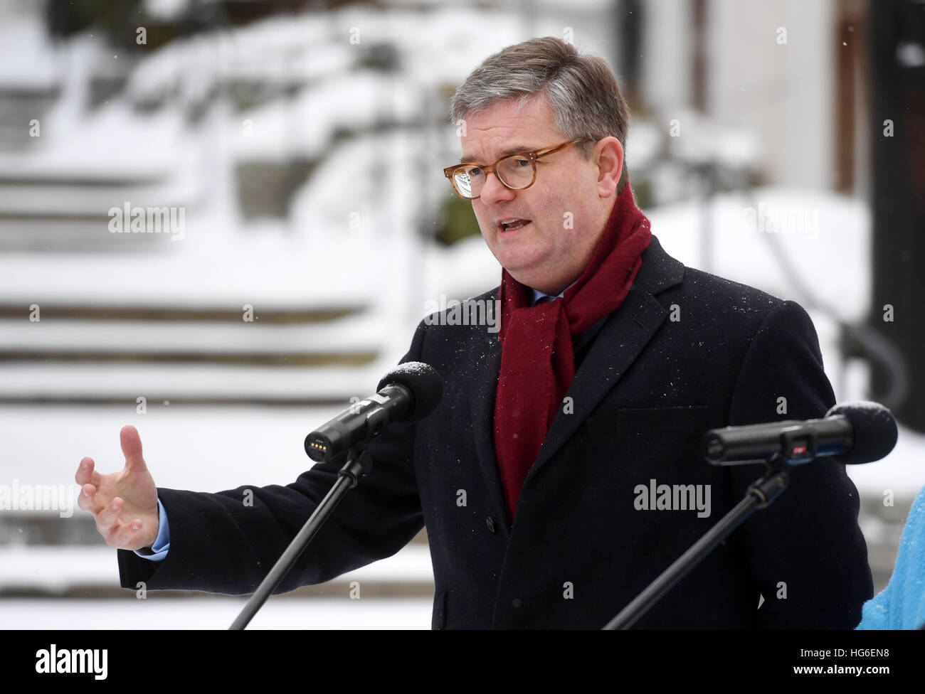 Seeon, Deutschland. 5. Januar 2017. Der britische EU-Kommissar für Sicherheit Julian King gibt eine Presseerklärung vor einem geschlossenen Wintermeeting in Seeon, Deutschland, 5. Januar 2017. Im Mittelpunkt der dreitägigen Konferenz steht des Themas Sicherheit in der EU mit Bezug auf terroristische Bedrohungen. Foto: Tobias Hase/Dpa/Alamy Live News Stockfoto