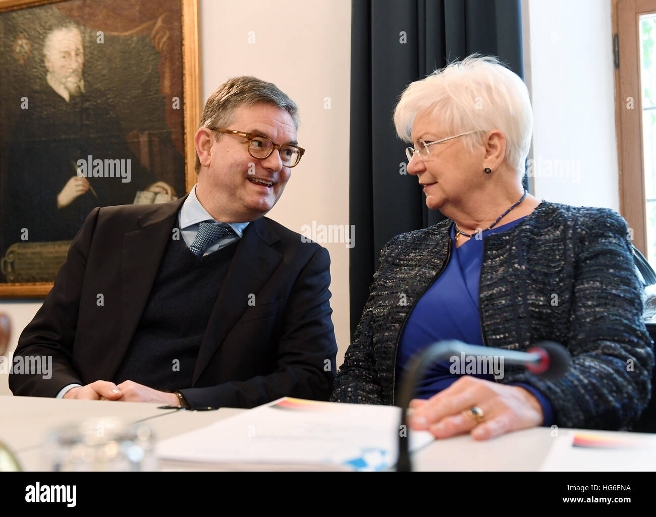 Seeon, Deutschland. 5. Januar 2017. Der britische EU-Kommissar für Sicherheit Julian King und Gerda Hasselfeldt, der stellvertretende Vorsitzende der Fraktion der CSU bei einem Winter-treffen in Seeon, Deutschland, 5. Januar 2017. Im Mittelpunkt der dreitägigen Konferenz steht des Themas Sicherheit in der EU mit Bezug auf terroristische Bedrohungen. Foto: Tobias Hase/Dpa/Alamy Live News Stockfoto