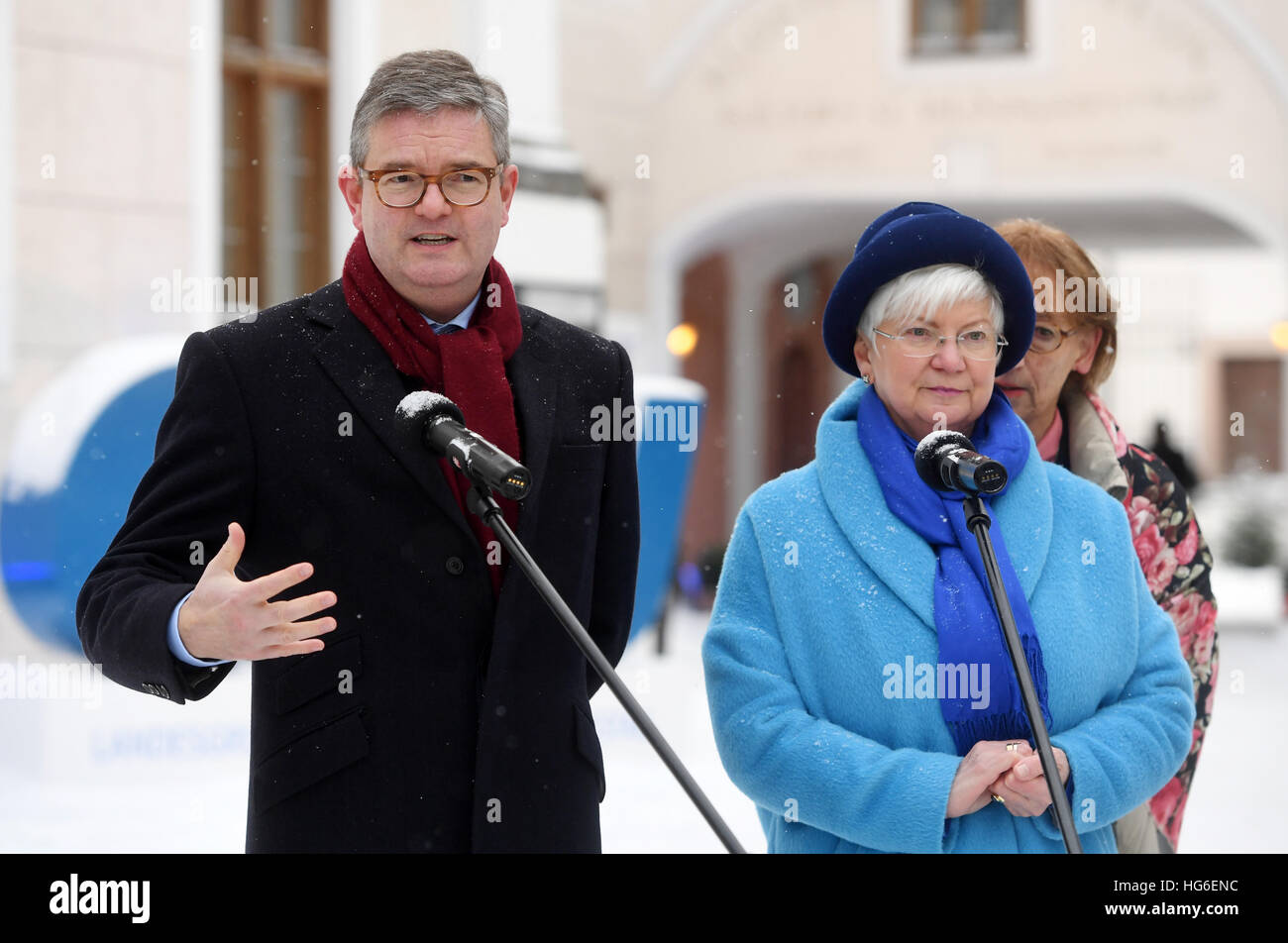 Seeon, Deutschland. 5. Januar 2017. Der britische EU-Kommissar für Sicherheit Julian King und Gerda Hasselfeldt, der stellvertretende Vorsitzende der Fraktion der CSU, sprechen Sie mit der Presse vor einer geschlossenen Wintermeeting in Seeon, Deutschland, 5. Januar 2017. Im Mittelpunkt der dreitägigen Konferenz steht des Themas Sicherheit in der EU mit Bezug auf terroristische Bedrohungen. Foto: Tobias Hase/Dpa/Alamy Live News Stockfoto